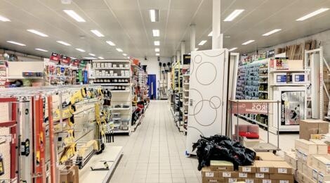 Ensemble immobilier magasin show room et entrepôts 2170m² : Photo